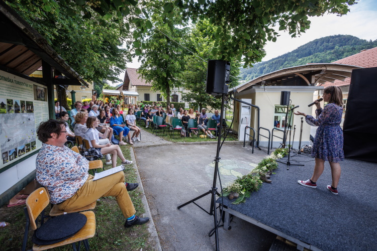 Križnik po Križniku - pripovedovalski dogodek na vrtu Frančiškanskega samostana