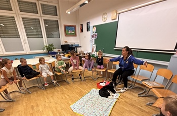 Pravljične urice v Krajevni knjižnici Komenda: premagamo tudi strah