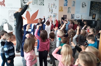 Žirafa Cveta - besedna in plesnogibalna pripoved