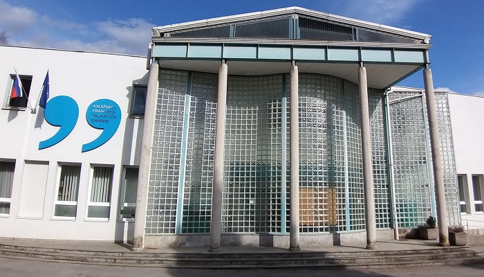 Možnost izposoje knjižničnega gradiva v Kamniku in Komendi