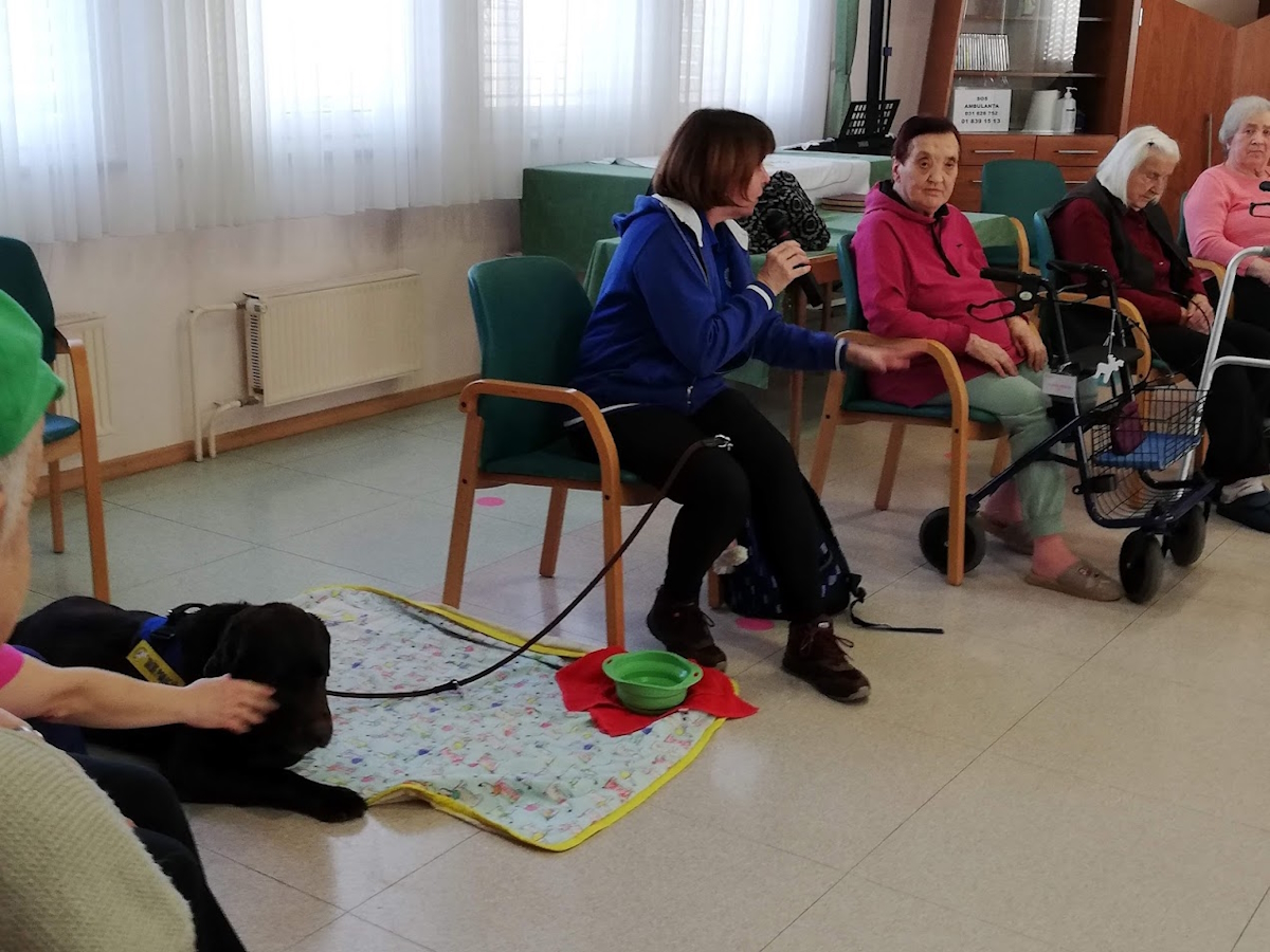 Dušanka Prelc Premate s Thorom med varovanci Doma starejših občanov Kamnik