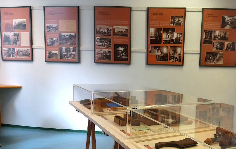 Utrinek z razstave: vitrine in panoji.