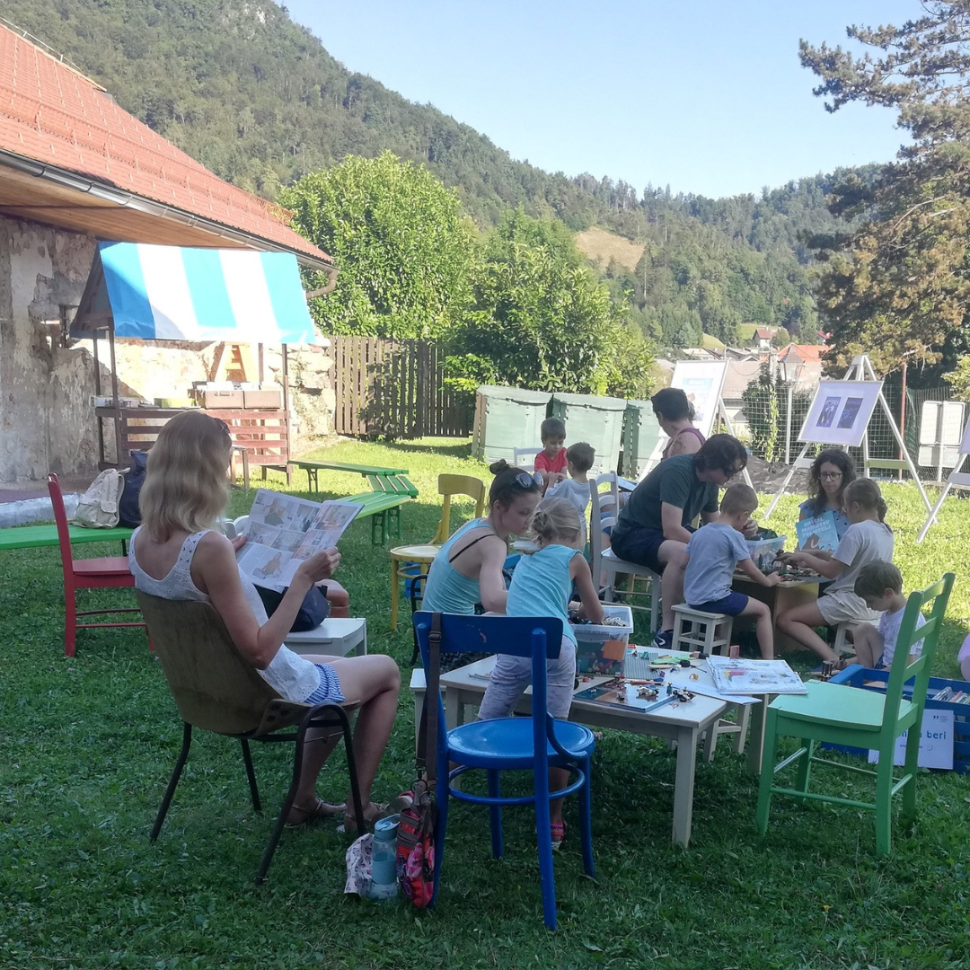 Obiskovalci knjižnice na Kamfestu, ki se letos nahaja na Maistrovem vrtu.