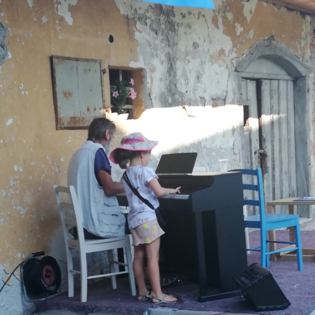 Knjižnica na Kamfestu, ki se letos nahaja na vrtu Maistrove hiše.