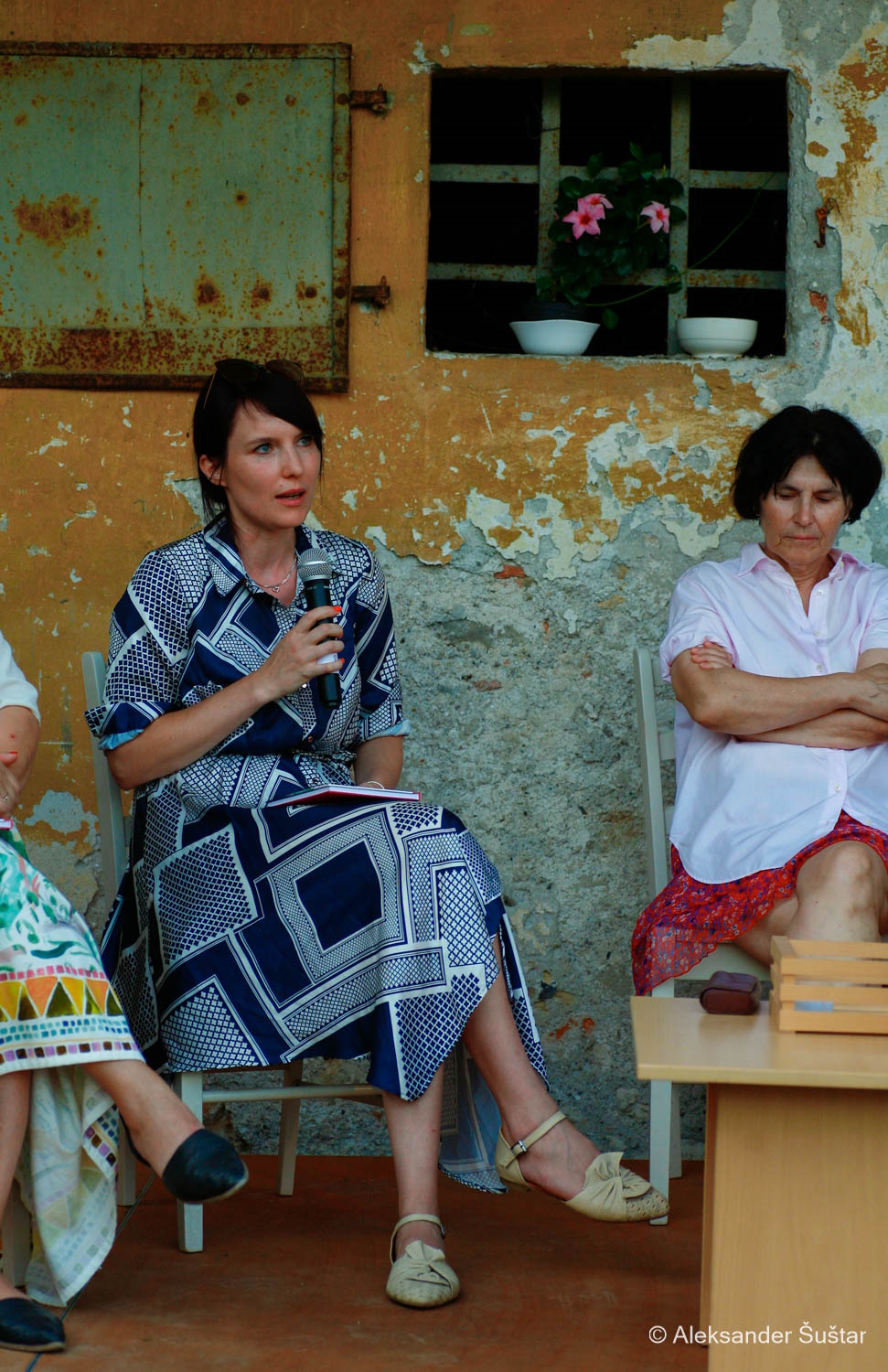Dr. Urška Perenič in Alenka Juvan na predstavitvi pesniške zbirke Maistrovih trideset na Kamfestu.