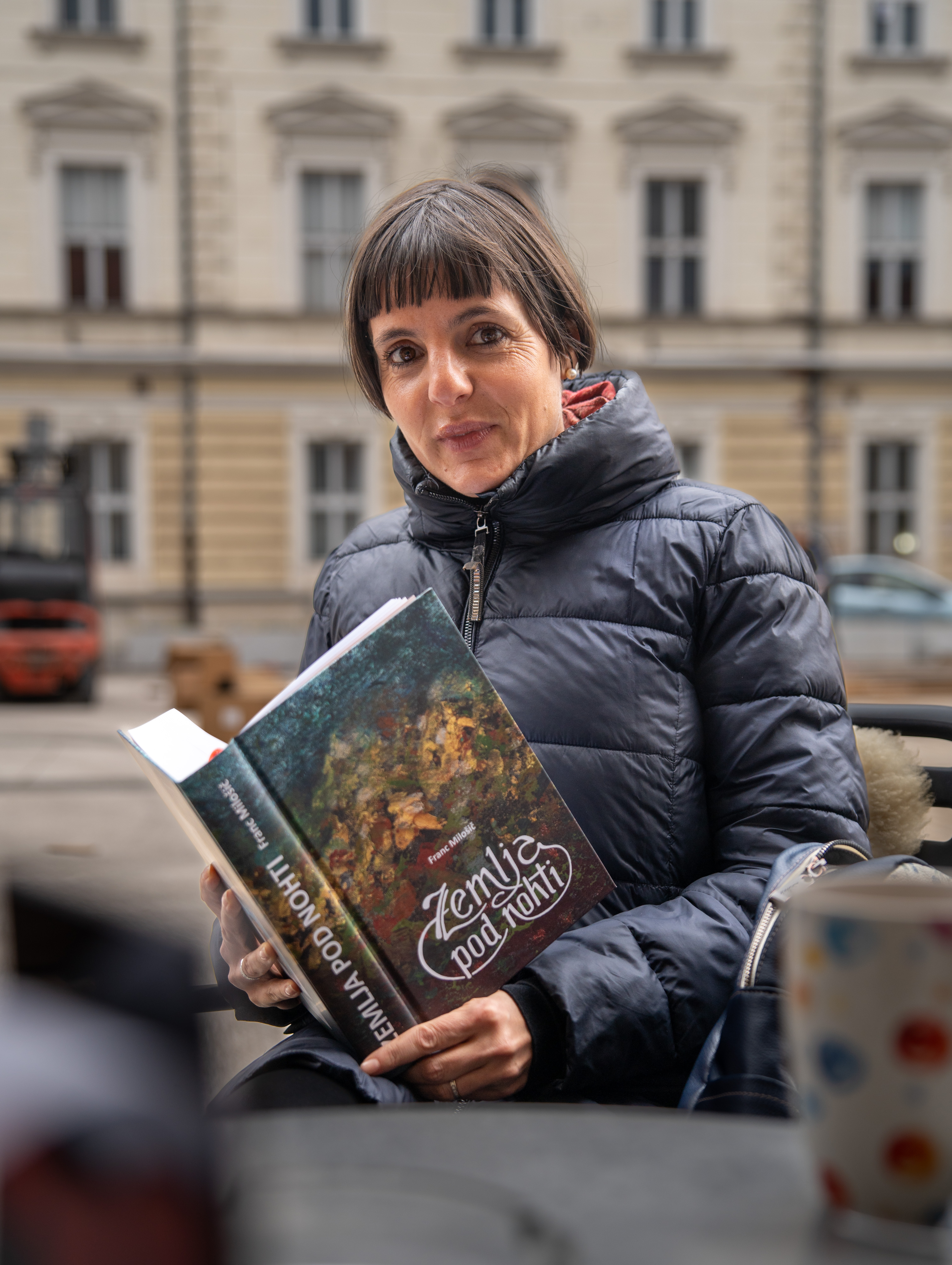 Udeleženka flashmoba bere knjigo.
