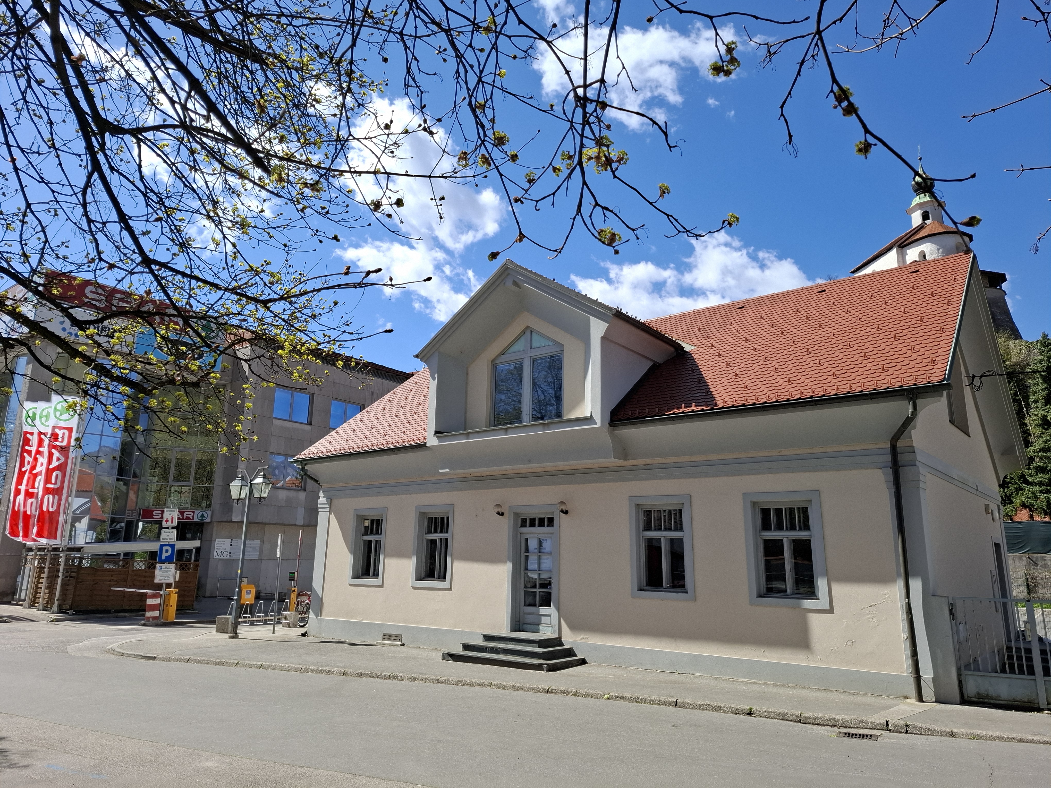 Hiška poleg trgovine Spar pod Malim gradom.
